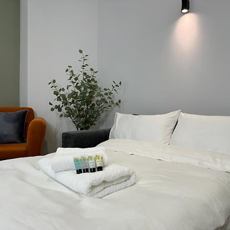 Modern One-Bedroom Apartment 스윈던 외부 사진