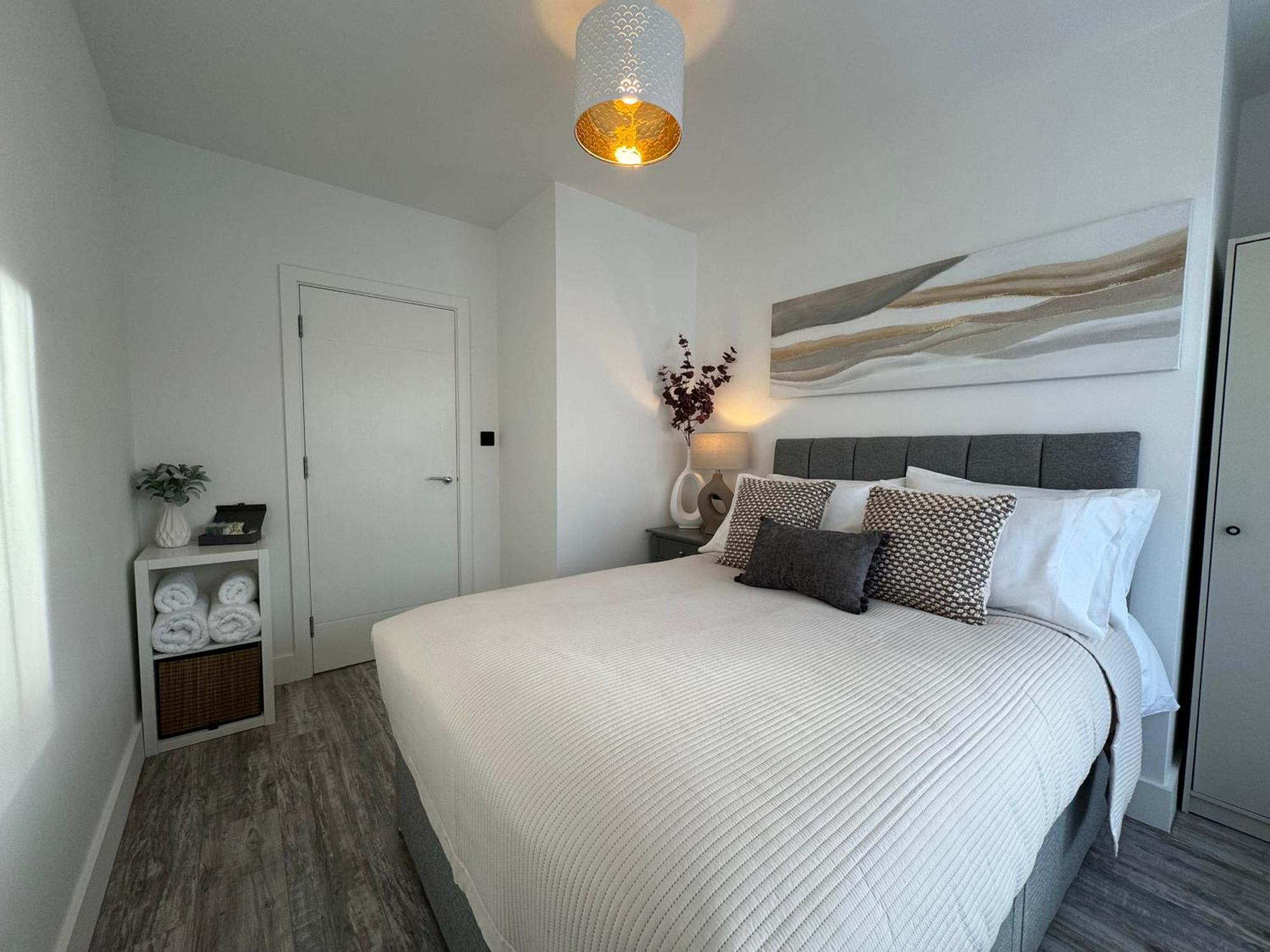 Modern One-Bedroom Apartment 스윈던 외부 사진